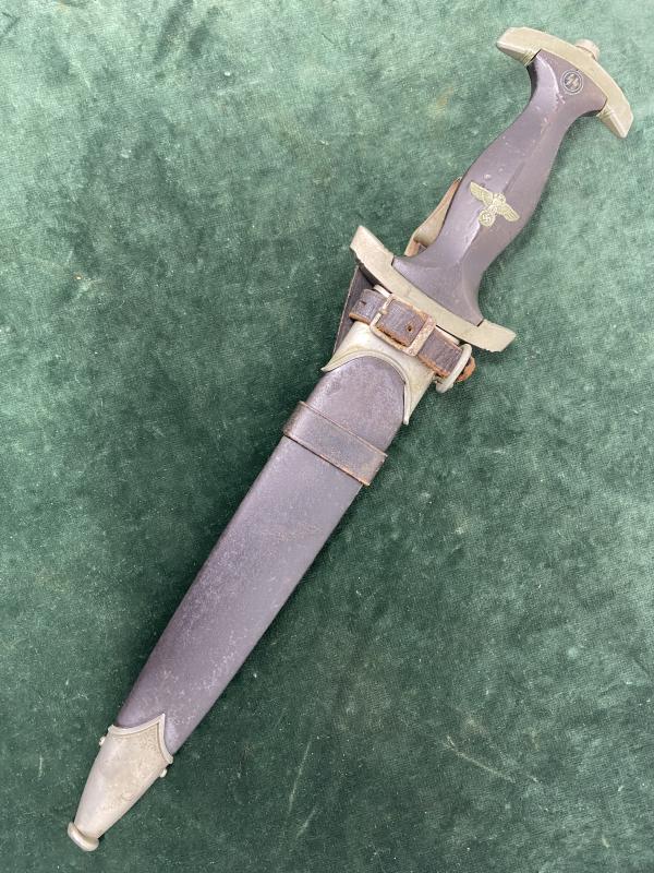 AN EARLY NUMBERED SS 1933 DAGGER BY RICHARD HERDER - UNTOUCHED & UNCLEANED WITH ORIGINAL VERTICAL HANGER.