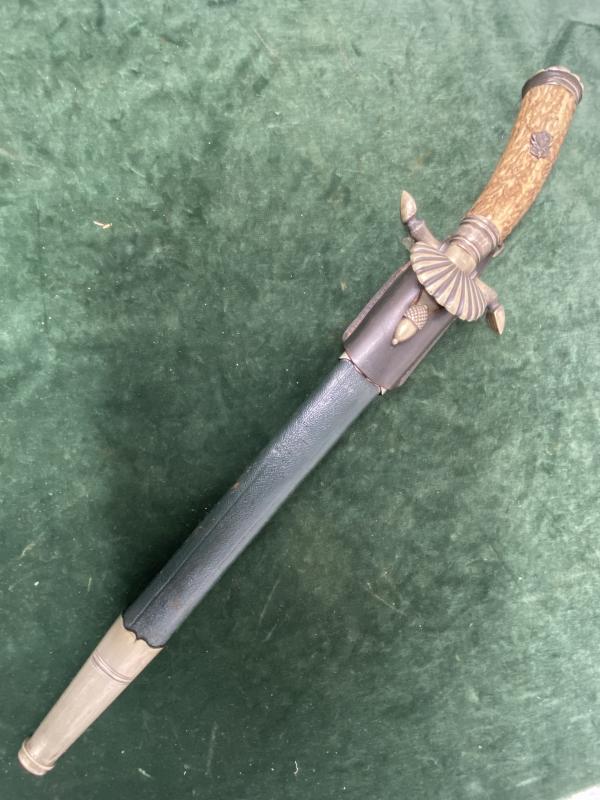 A BEAUTIFUL HUNTING CUTLASS BY CLEM & JUNG WITH ORIGINAL ‘V’ FROG.
