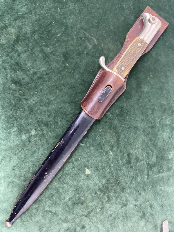 A VERY NICE LONG LUFTWAFFE DRESS BAYONET WITH STAG GRIPS AND MINT BROWN FROG.