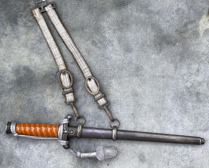A FANTASTIC EARLY RARE MAKER ARMY DAGGER WITH HANGERS & KNOT.