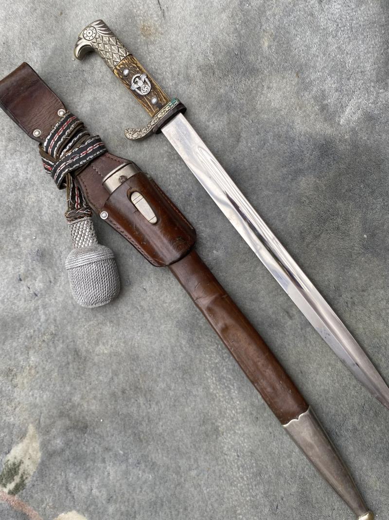 AN EXCELLENT ‘RURAL’ POLICE BAYONET, WITH FROG AND LARGE PORTAPEE.