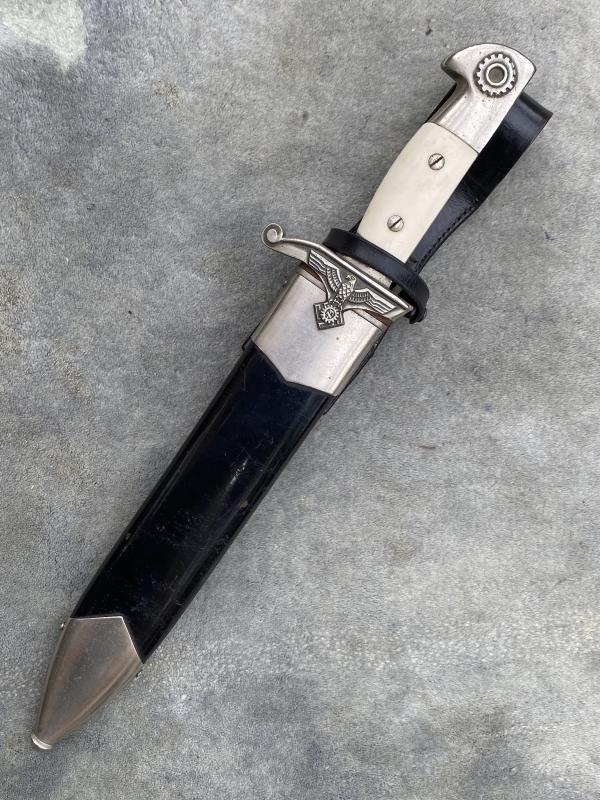 A NEAR MINT TENO MANS HEWER WITH ORIGINAL FROG.