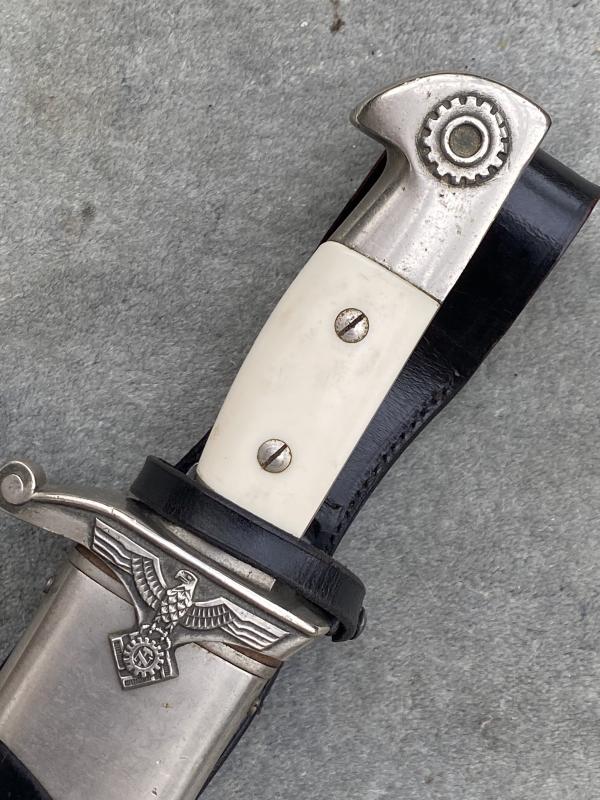 A NEAR MINT TENO MANS HEWER WITH ORIGINAL FROG.