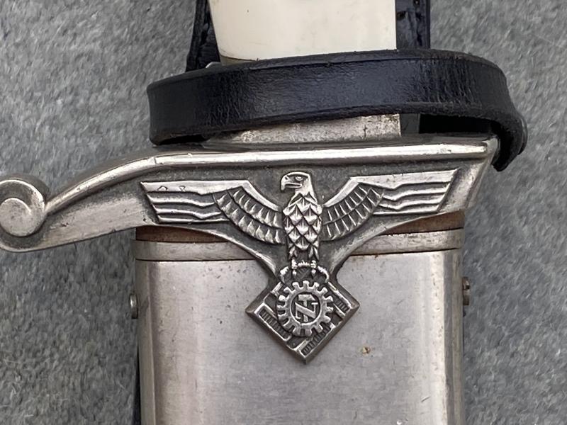 A NEAR MINT TENO MANS HEWER WITH ORIGINAL FROG.