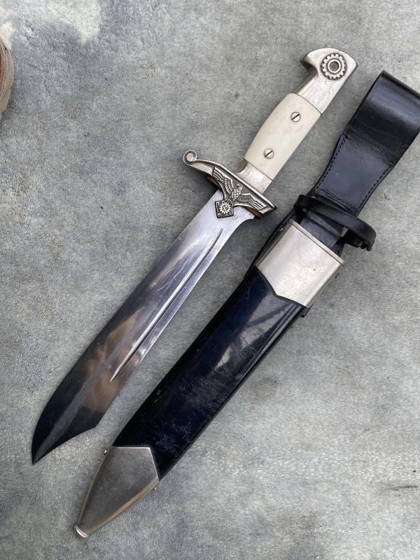 A NEAR MINT TENO MANS HEWER WITH ORIGINAL FROG.