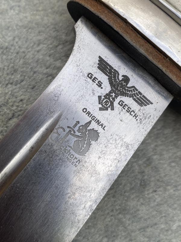 A NEAR MINT TENO MANS HEWER WITH ORIGINAL FROG.