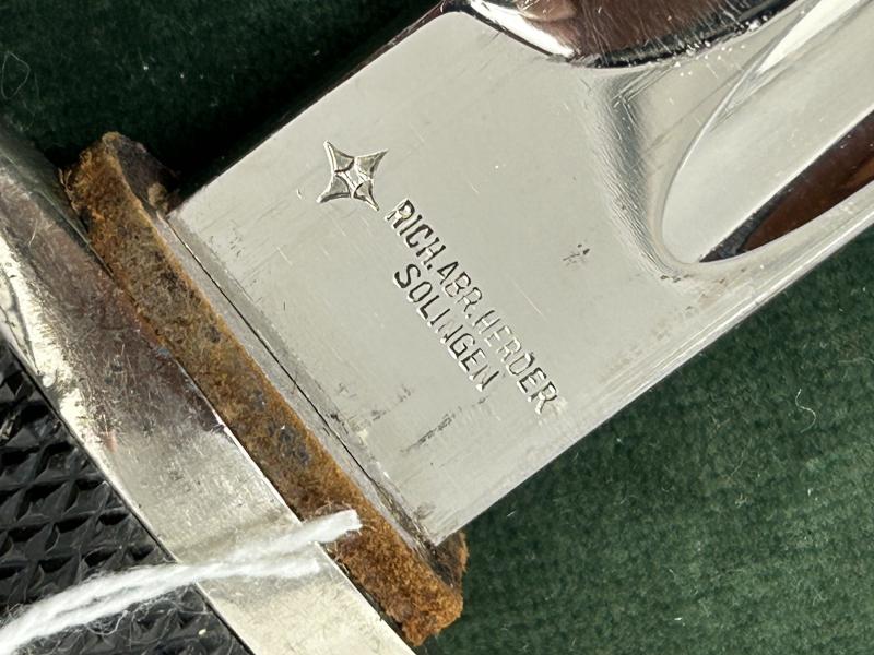 A SCARCE EXAMPLE OF A LONG SINGLE ETCHED BAYONET BY RICHARD HERDER.