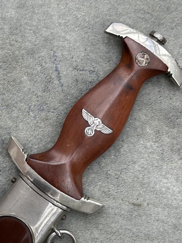 A NEAR MINT ‘TRANSITIONAL’ SA DAGGER BY HOLLER.