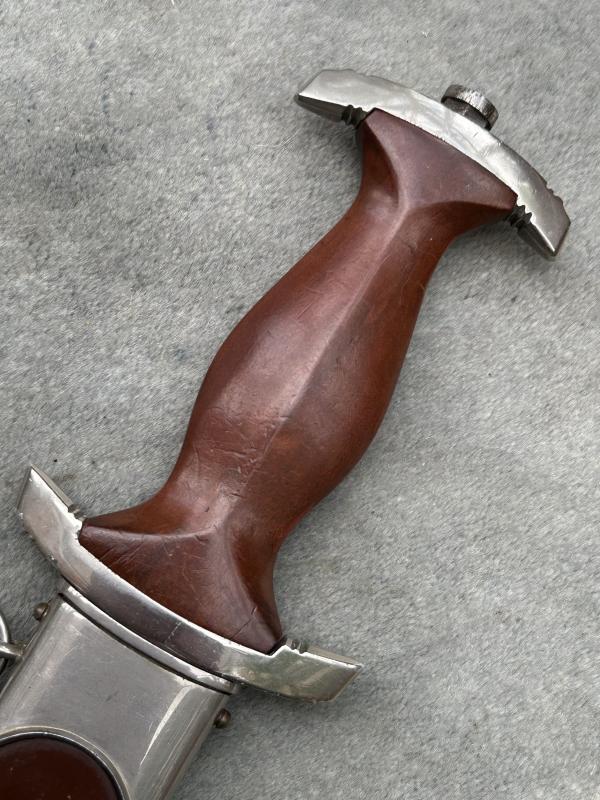 A NEAR MINT ‘TRANSITIONAL’ SA DAGGER BY HOLLER.