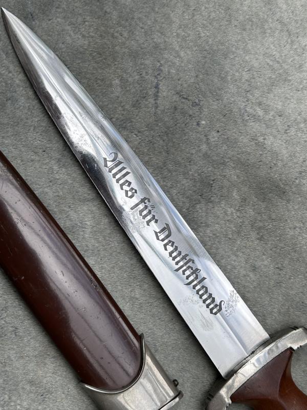 A NEAR MINT ‘TRANSITIONAL’ SA DAGGER BY HOLLER.