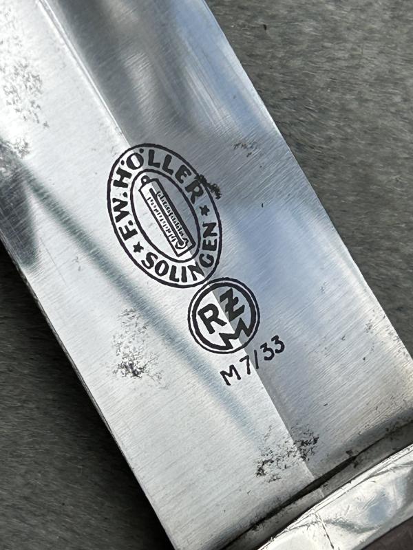 A NEAR MINT ‘TRANSITIONAL’ SA DAGGER BY HOLLER.