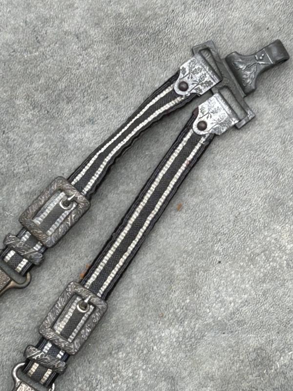 A MINT EXAMPLE OF LUFTWAFFE 2nd Pattn DAGGER BY ALCOSO. COMPLETE WITH HANGERS AND KNOT.