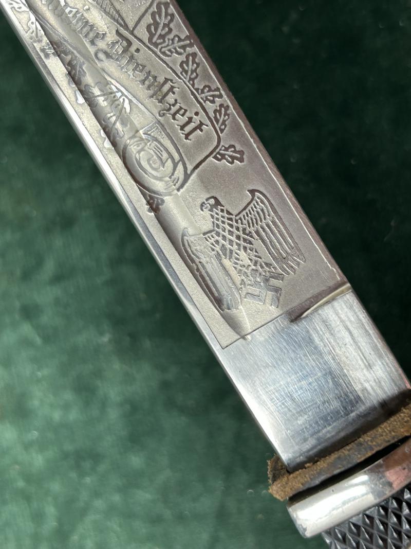 A CLASSIC - TEXT BOOK SHORT SINGLE ETCHED ‘SERVICE TIME’ DRESS BAYONET BY EICKHORN.