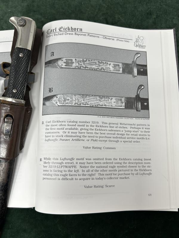 A CLASSIC - TEXT BOOK SHORT SINGLE ETCHED ‘SERVICE TIME’ DRESS BAYONET BY EICKHORN.
